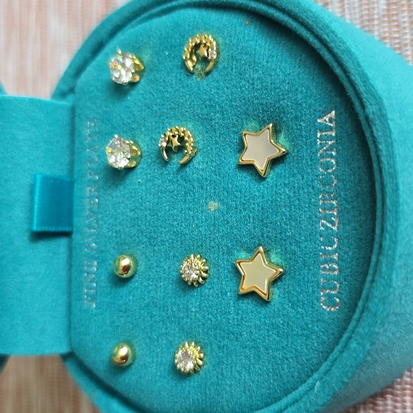 SPARKLE ALLURE BRAND FASHION JEWELRY 5 PAIRS OF STUD PIERCED EARRINGS - Picture 2 of 5